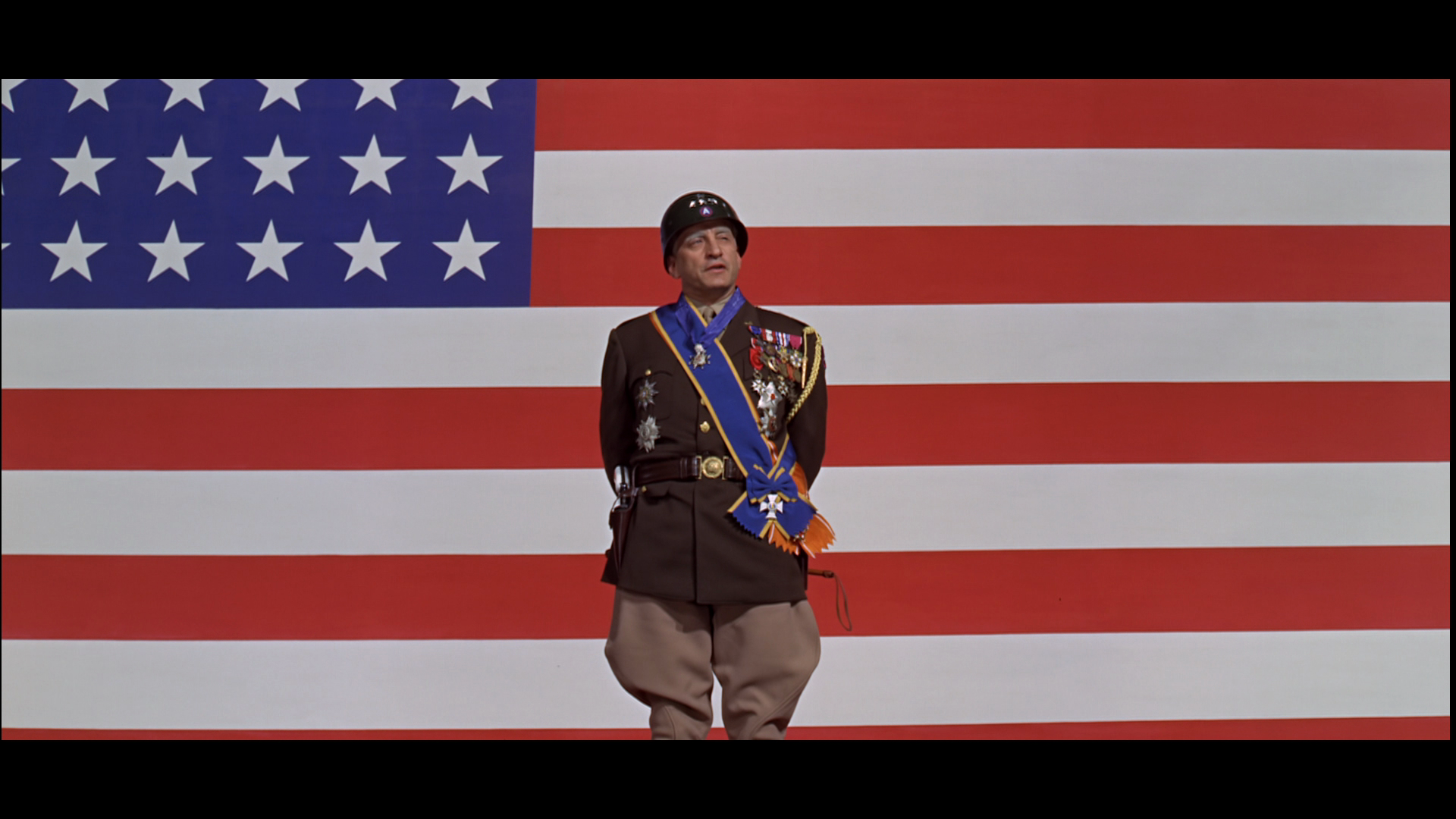 patton_speech_in_front_of_giant_flag_geo